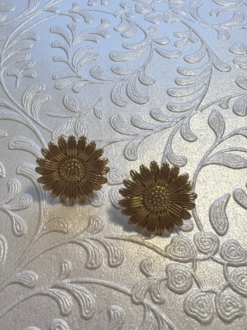 N Plain Sunflower earrings