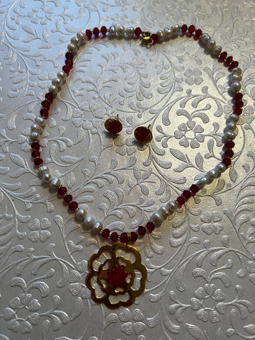 N Pearls and stone necklace (Flower/heart)