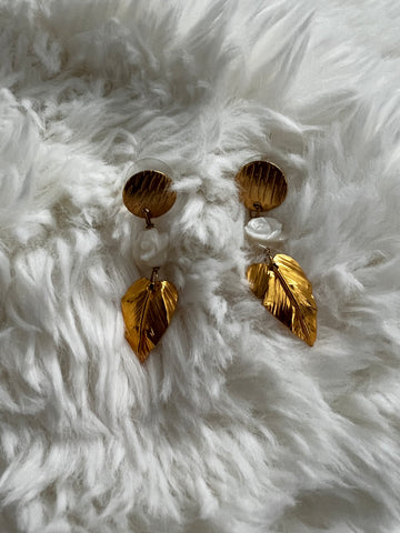 N white gold flowers